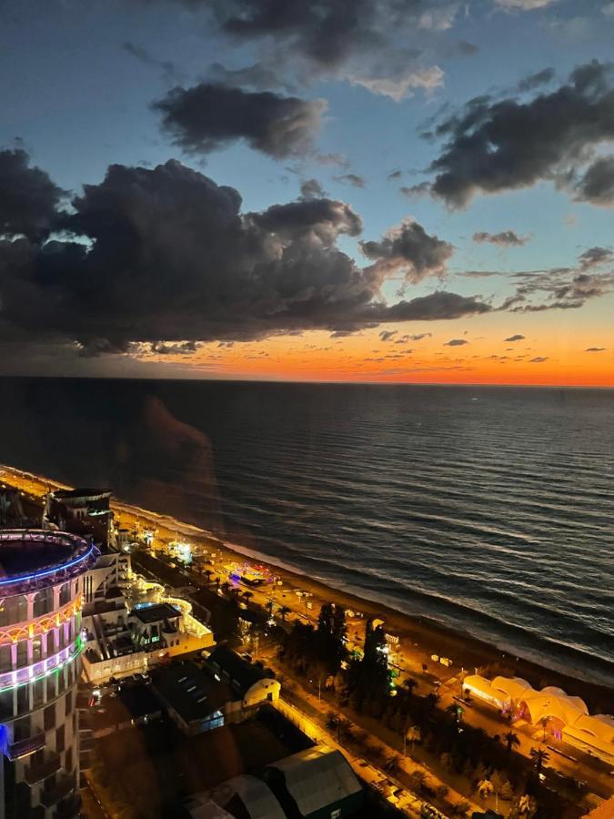Orbi City Luxury Suite Batoemi Buitenkant foto