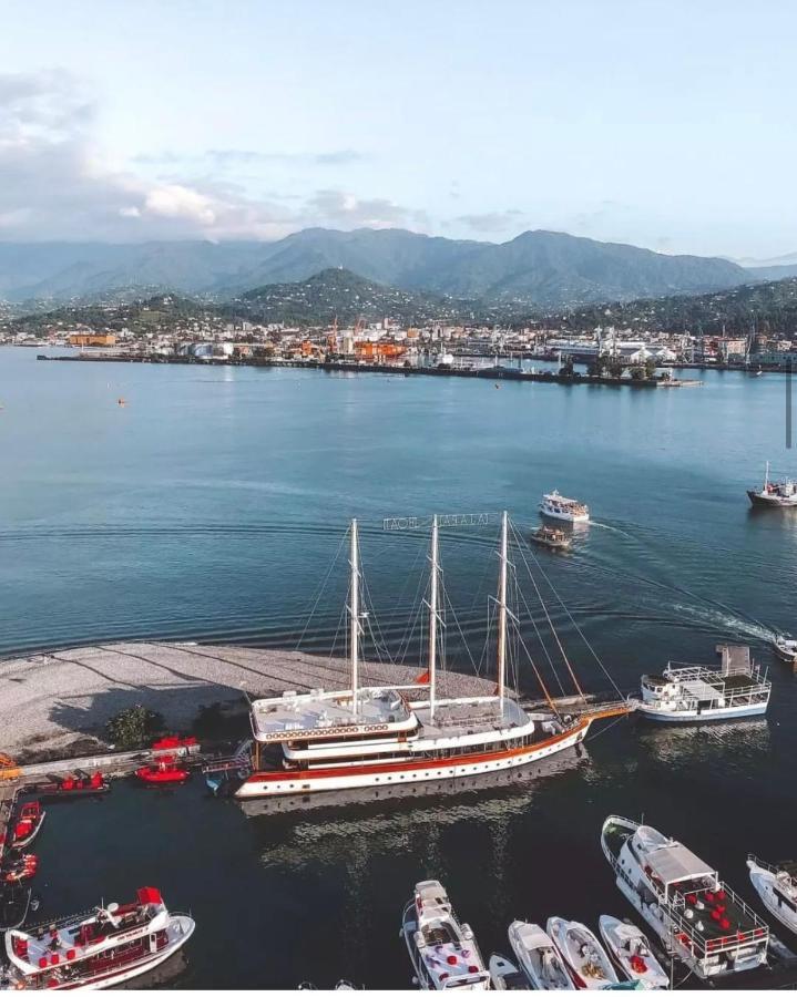 Orbi City Luxury Suite Batoemi Buitenkant foto